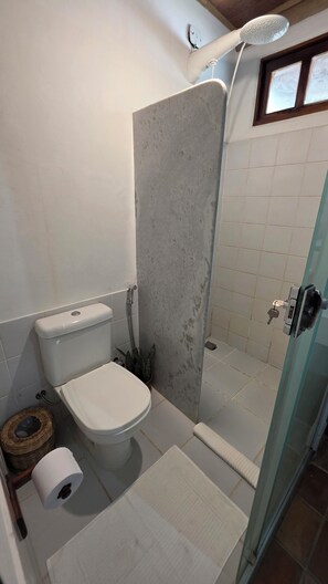 Shower, jetted bath, hair dryer, towels - Casa Congéia Trancoso - 1.2km from the Quadrado (Trancoso)