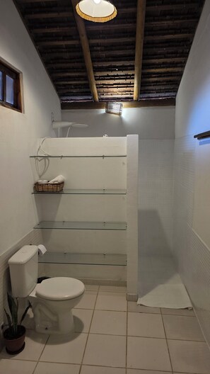 Shower, jetted bath, hair dryer, towels - Casa Congéia Trancoso - 1.2km from the Quadrado (Trancoso)
