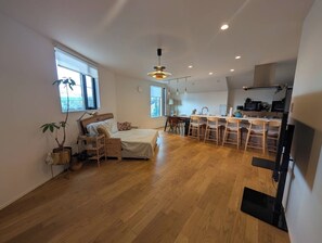 3 slaapkamers, een strijkplank/strijkijzer, gratis wifi, beddengoed