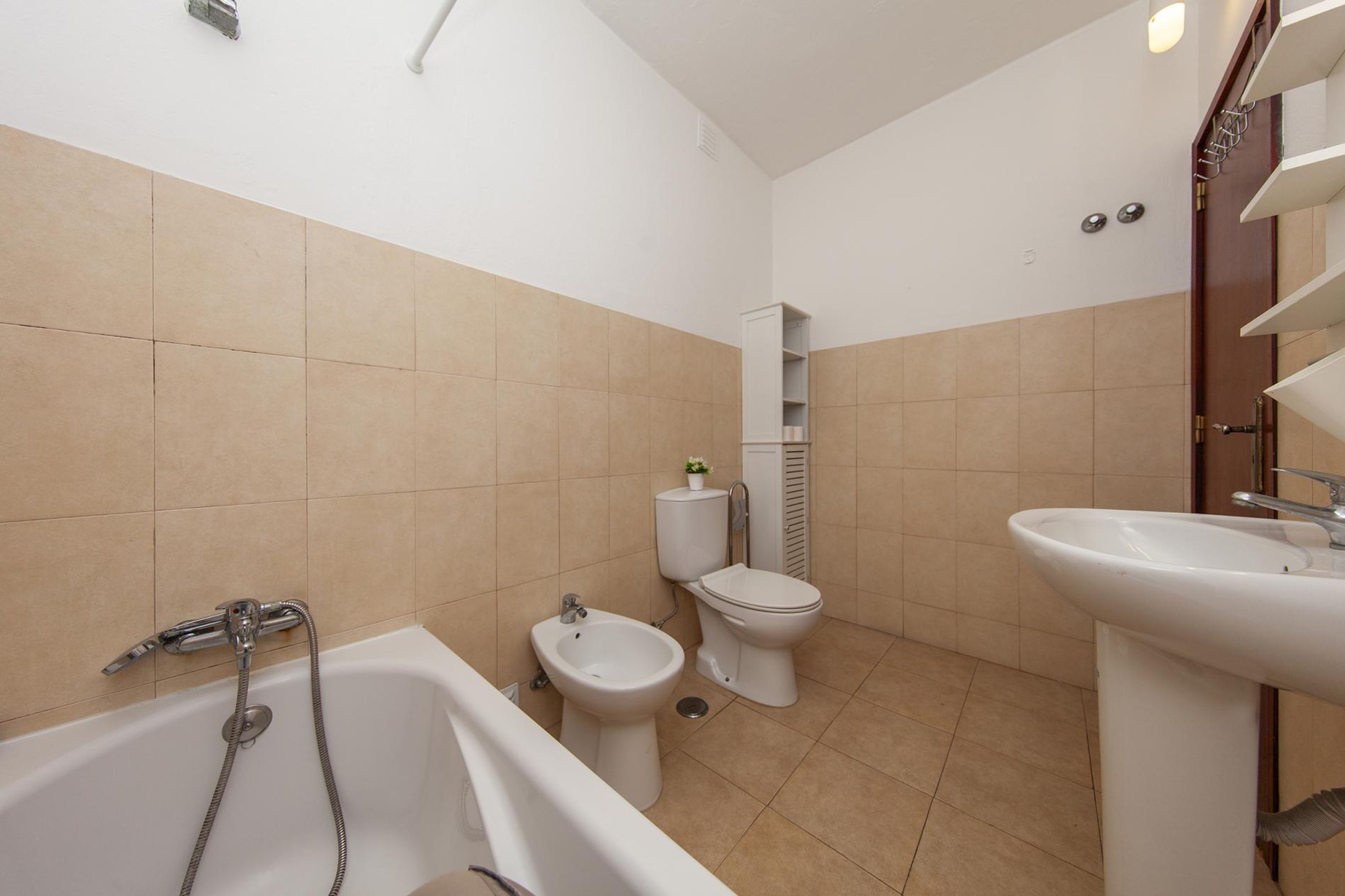 Une salle de bain équipée d’une baignoire, d’un bidet, de toilettes et d’un lavabo.