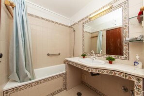 House | 1 bedroom - N 03 - Bedroom 3 in Amaro Sight Guesthouse (Lagos)
