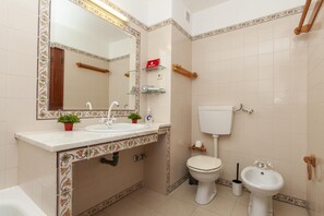 House | 1 bedroom - N 03 - Bedroom 3 in Amaro Sight Guesthouse (Lagos)