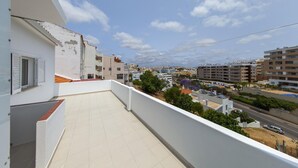 A balcony with a view of a residential area, including buildings and a road. - B101 - Abrotea Cozy 2 Bed Apartment in Lagos (Lagos)