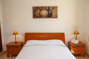 1 bedroom - FF 01 - Bedroom 1 in Sea Breeze Guesthouse (Lagos)