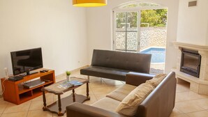 House | 1 bedroom - FF 02 - Bedroom 2 in Sea Breeze Guesthouse (Lagos)