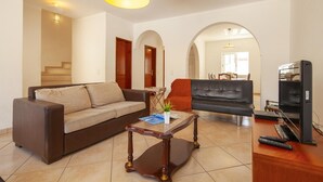 House | 1 bedroom - FF 02 - Bedroom 2 in Sea Breeze Guesthouse (Lagos)
