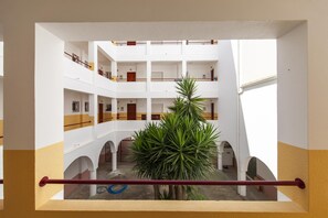 Studio | 1 bedroom - W 02 - Bedroom 2 in Topside Luz Guesthouse (Lagos)