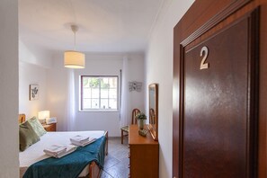 House | 1 bedroom - W 02 - Bedroom 2 in Topside Luz Guesthouse (Lagos)