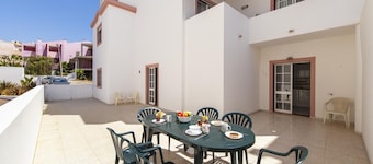 W 02 - Bedroom 2 in Topside Luz Guesthouse