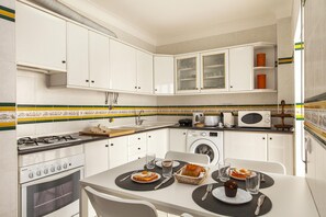 House | 1 bedroom - W 02 - Bedroom 2 in Topside Luz Guesthouse (Lagos)