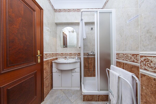 House | 1 bedroom - W 02 - Bedroom 2 in Topside Luz Guesthouse (Lagos)