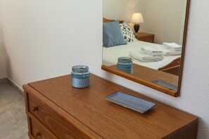 Studio | 1 bedroom - W 04 - Bedroom 4 in Topside Luz Guesthouse (Lagos)