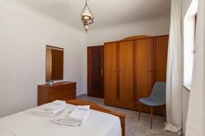 Studio | 1 bedroom - W 04 - Bedroom 4 in Topside Luz Guesthouse (Lagos)