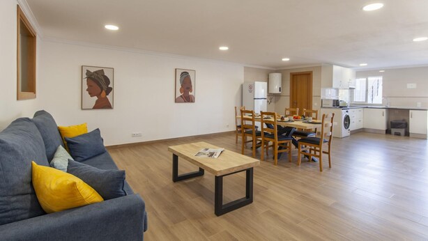 Un apartamento moderno con sala de estar, comedor y cocina.