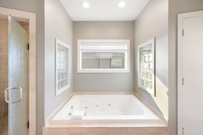 Shower, jetted bath, hair dryer, towels - Villas Belvedere B by Liquid Life (Perdido Key)