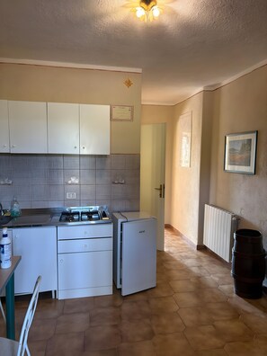 Geladeira, cooktop, cafeteira/chaleira, chaleira elétrica