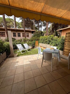Outdoor dining - AMA Calaverde C – Holiday homes near the sea in Pula, Southern Sardinia (Santa Margherita di Pula)