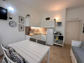 Coffee/tea maker, fridge, microwave, stovetop - AMA Calaverde C – Holiday homes near the sea in Pula, Southern Sardinia (Santa Margherita di Pula)
