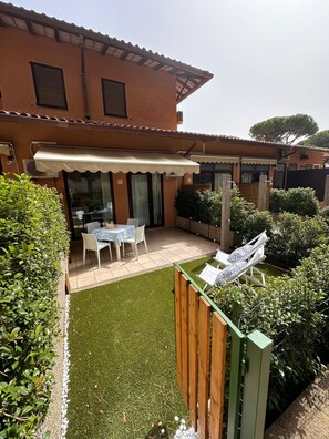 Outdoor dining - AMA Calaverde C – Holiday homes near the sea in Pula, Southern Sardinia (Santa Margherita di Pula)