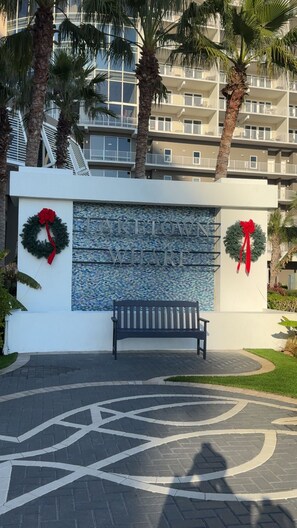 Property grounds - Spacious 3-bedroom condo with AC in serene Panama City Beach (Panama City Beach)