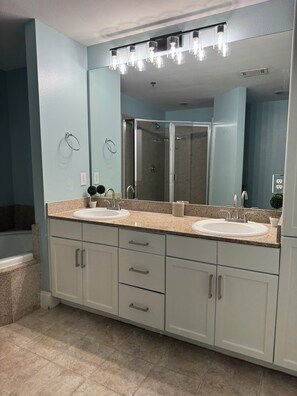 Shower, hair dryer, towels, soap - Spacious 3-bedroom condo with AC in serene Panama City Beach (Panama City Beach)