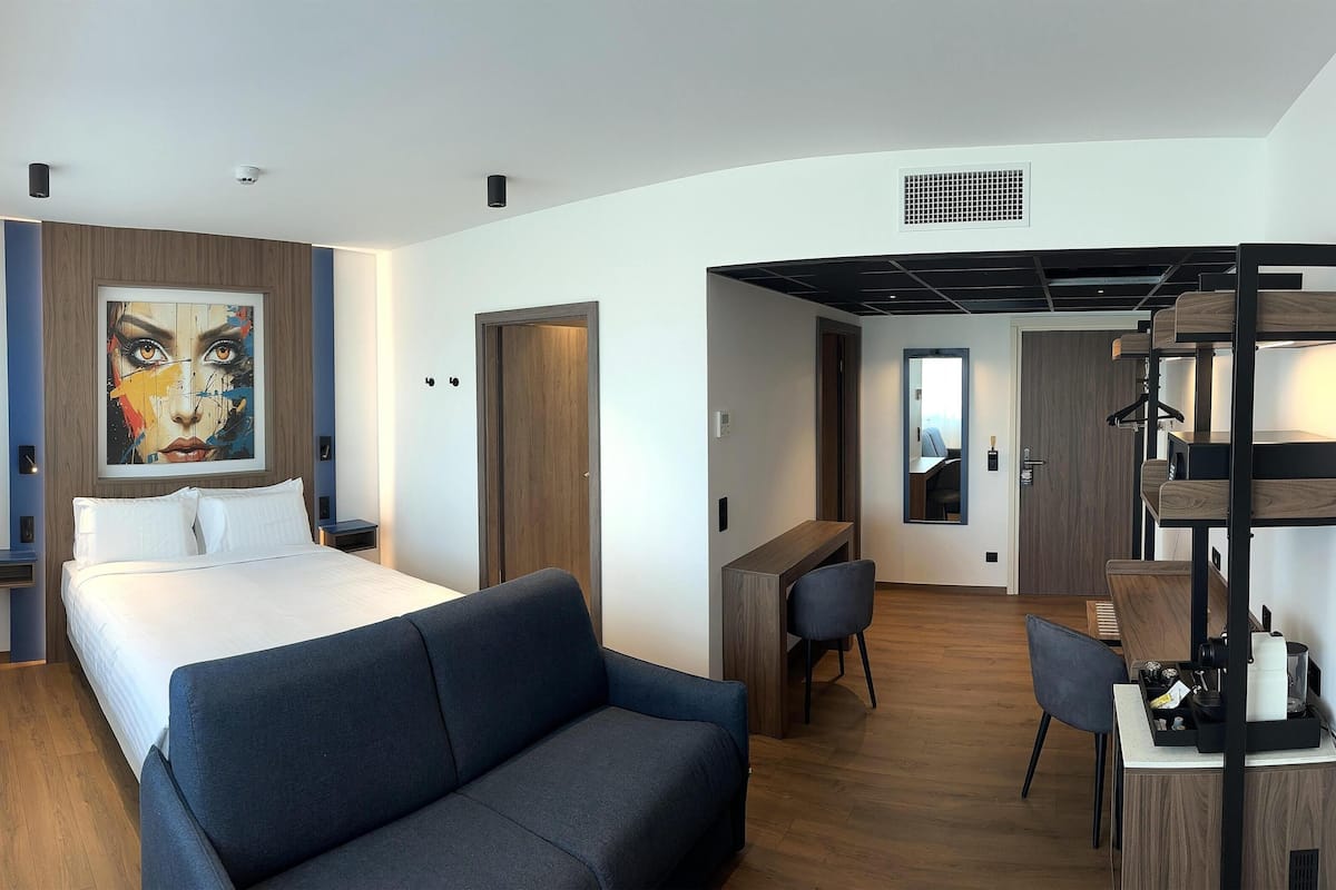 Junior Suite, 1 Queen Bed with Sofa bed | Egyptian cotton sheets, premium bedding, Select Comfort beds