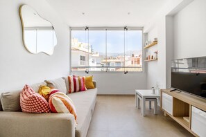 TV - Stylish 2BR Flat in NERJA 1 min to Torrecilla Beach (Nerja)