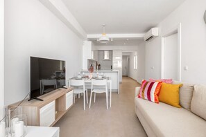 TV - Stylish 2BR Flat in NERJA 1 min to Torrecilla Beach (Nerja)