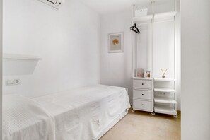2 bedrooms, iron/ironing board, free WiFi, bed sheets - Stylish 2BR Flat in NERJA 1 min to Torrecilla Beach (Nerja)
