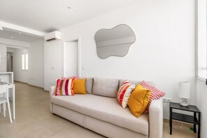 TV - Stylish 2BR Flat in NERJA 1 min to Torrecilla Beach (Nerja)