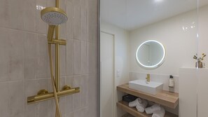 Shower, towels - Tulip Hotels & Residences - Valence Sud Guilherand Granges (Guilherand-Granges)