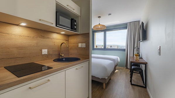 Standard Room, 2 Twin Beds | Private kitchenette | Dining tables - Tulip Hotels & Residences - Valence Sud Guilherand Granges (Guilherand-Granges)