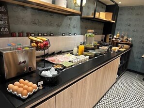Daily continental breakfast (EUR 15 per person)