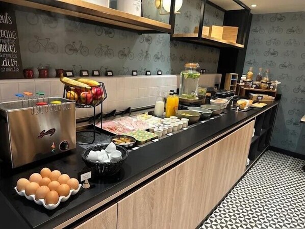 Daily continental breakfast (EUR 15 per person)