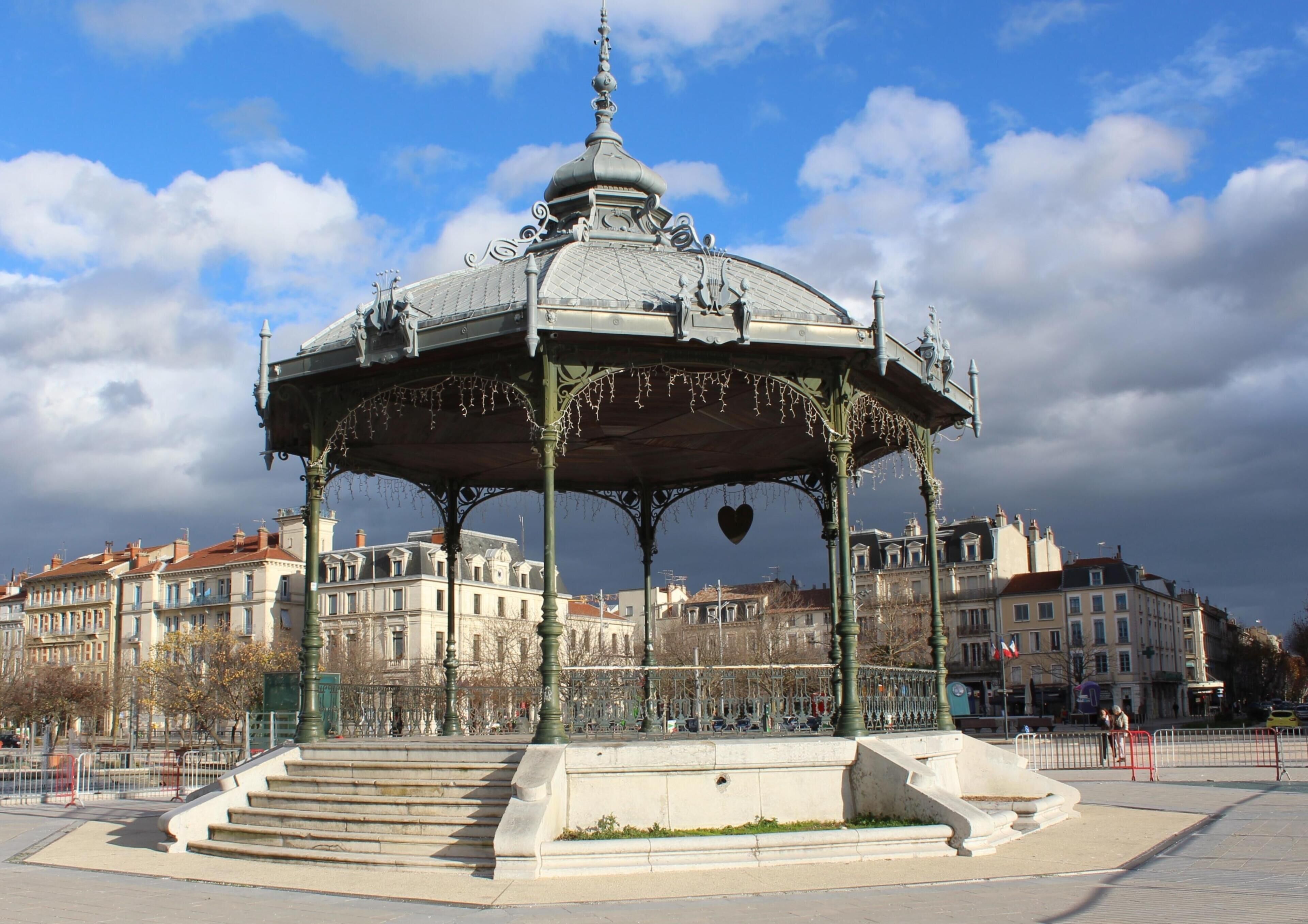 Ein Gazebo mit Kuppeldach, umgeben von einer Steinbalustrade und Treppen, die zu ihm führen.