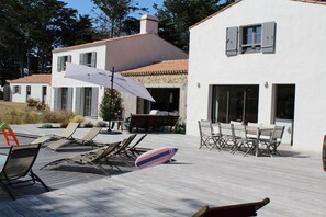 Outdoor dining - Superb property 200 metres from the beach at Luzeronde - Ile de Noirmoutier (Noirmoutier-en-l'Île)