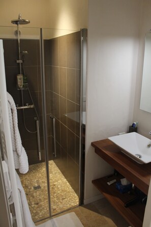 Shower, toilet paper - Superb property 200 metres from the beach at Luzeronde - Ile de Noirmoutier (Noirmoutier-en-l'Île)