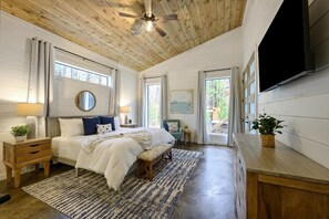 Iron/ironing board, travel cot, free WiFi, bed sheets - Welcome to Heaven’s Door a spacious, family-friendly retreat designed for comfort, connection, and fun. Enjoy soaring white pine ceilings, cozy living spaces, game-filled rooms, and a backyard built for memories with a hot tub and fire pit swings. (Broken Bow)