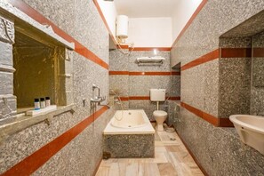 Habitación de lujo doble, 1 cama de matrimonio grande, no fumadores | Baño