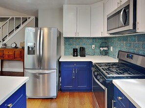 Fridge, microwave, oven, stovetop - Yellow Belle On Ave L | Historic District (Galveston)