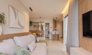 Eenvoudig appartement | Woonruimte | Een 32-inch smart-tv met digitale zenders