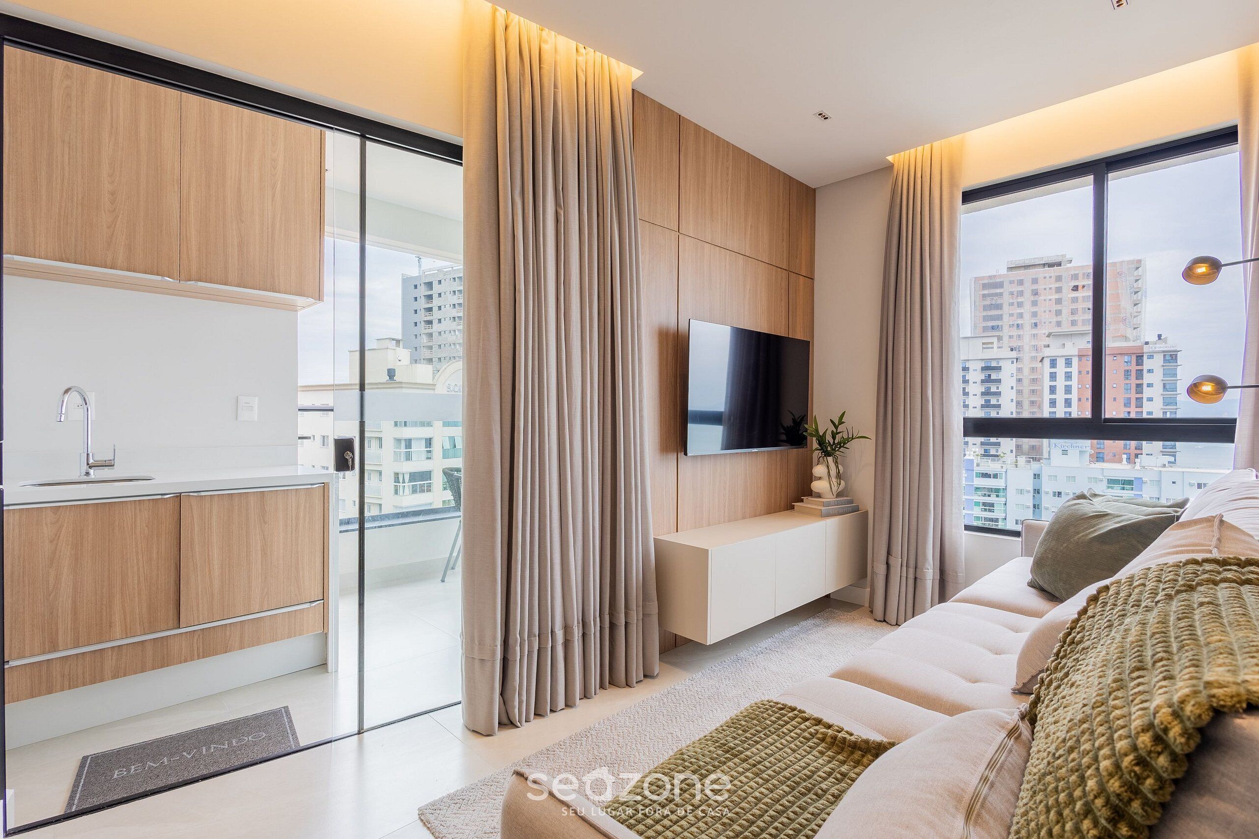 Perushuoneisto | Oleskelualue | 32–tuumainen äly-TV, jossa digitaalikanavat