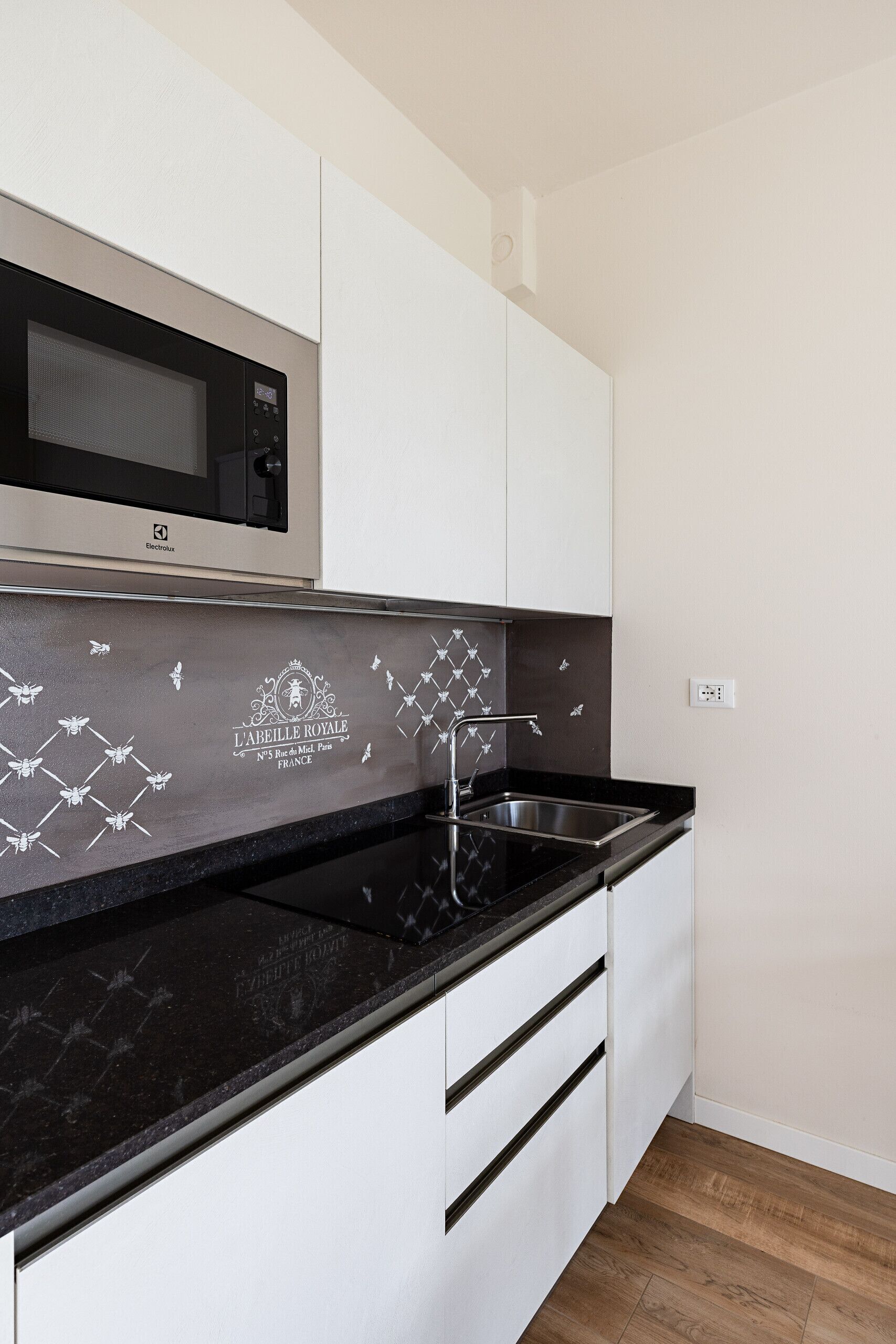 Kühlschrank, Mikrowelle, Wasserkocher mit Kaffee-/Teezubehör