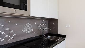 Kühlschrank, Mikrowelle, Wasserkocher mit Kaffee-/Teezubehör