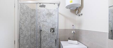 Douche, sèche-cheveux, bidet, serviettes fournies