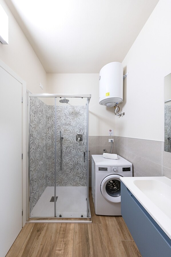Shower, hair dryer, bidet, towels