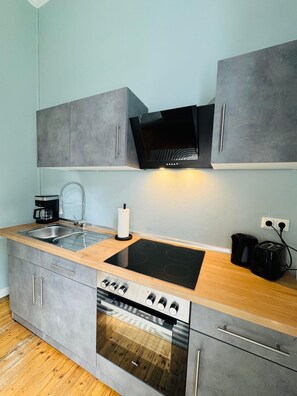 Réfrigérateur, four, plaque de cuisson, cafetière/bouilloire