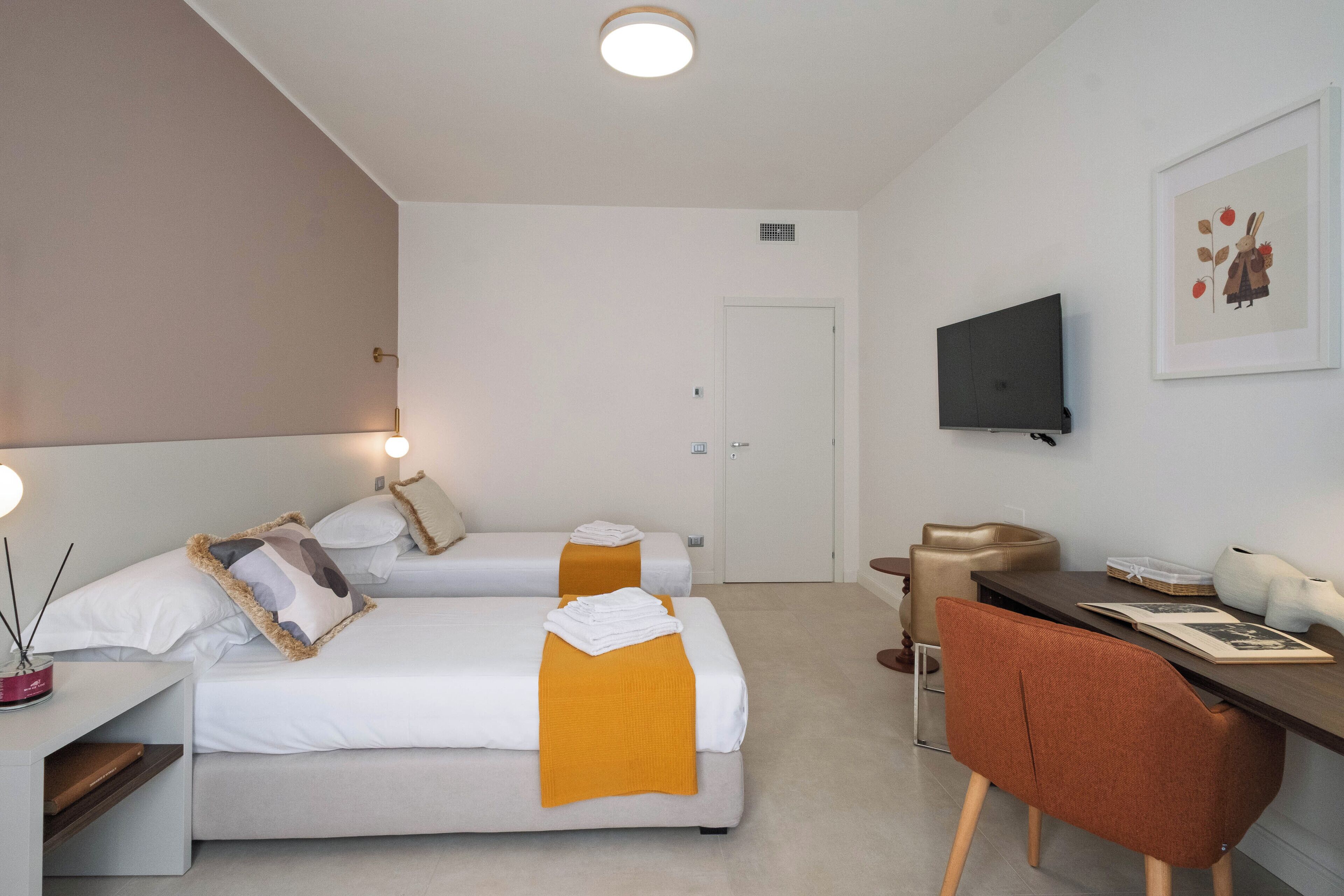 3 habitaciones, tabla de planchar con plancha, wifi y ropa de cama 