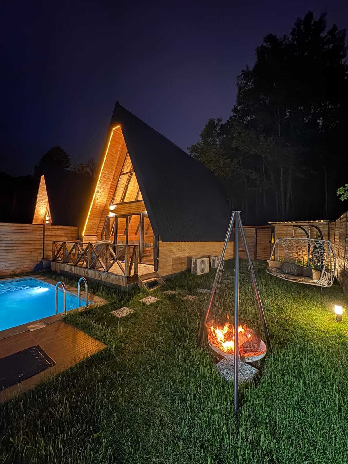 6 座室外游泳池，提供泳池遮陽傘和日光浴躺椅