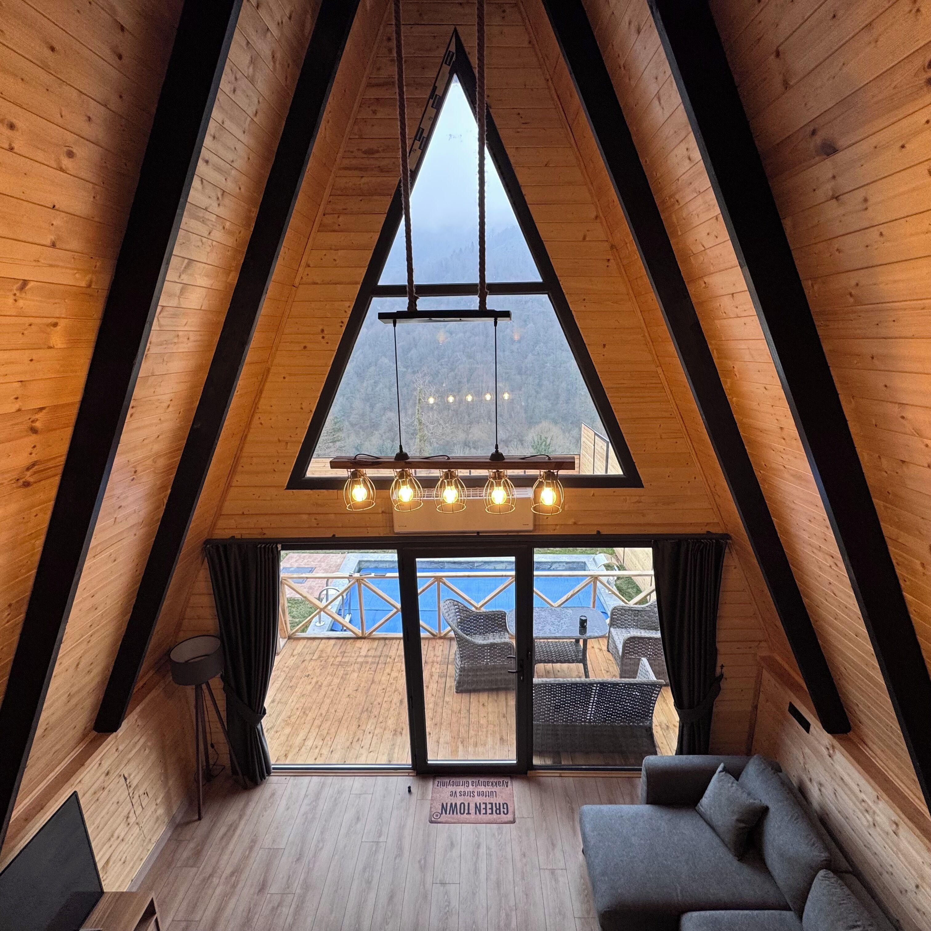 高級寢具、記憶床墊、書桌、筆電工作空間